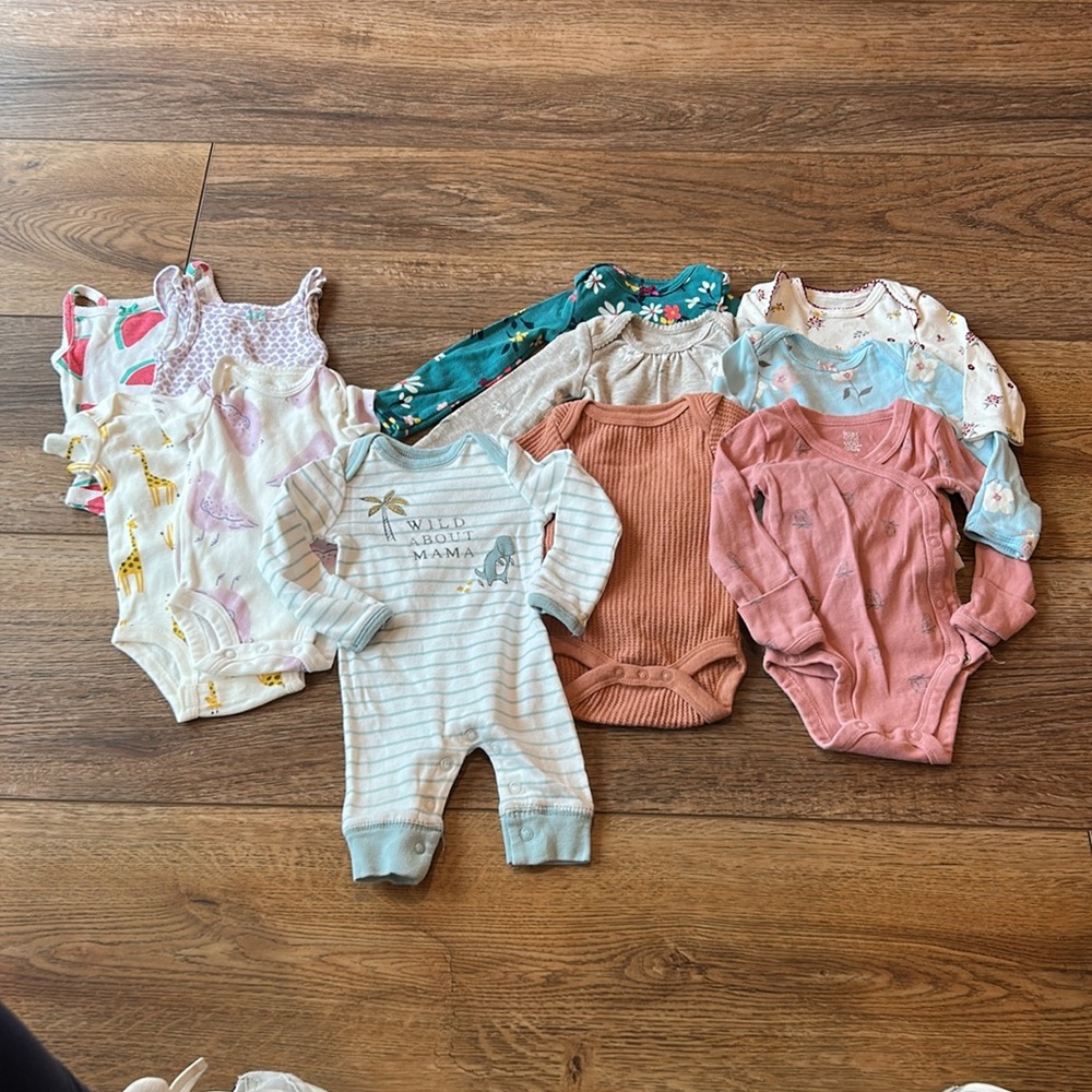 Lot of 11 Baby Girls 10 Onesies‎ 1 Sleeper Size NB